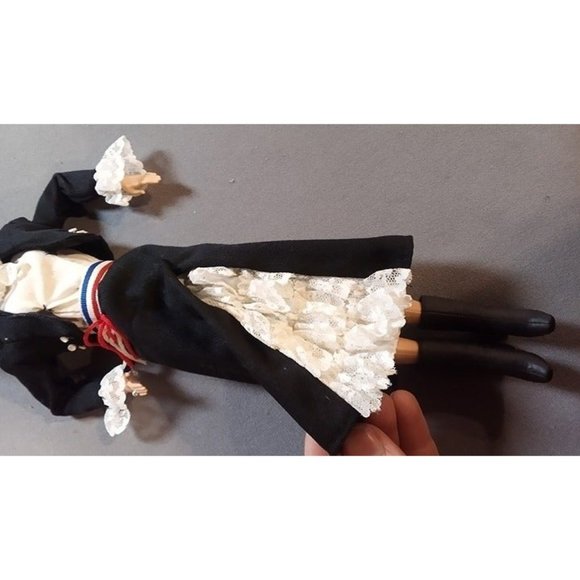 Chilean Collector Barbie Doll‎ 1998 with Stand -No Box - Picture 8 of 8